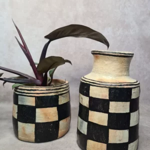Détail 4, Cache-pot en terre cuite fait main – TERRE DE DAMES | Motifs berbères Anaspika