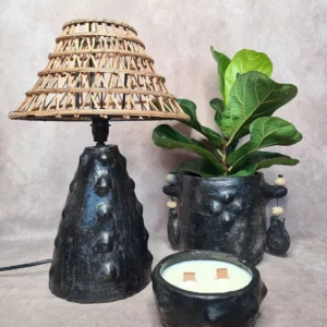Détail 2, Lampe artisanale terre cuite & fibres naturelles – LUMI | Poterie de Sejnane Anaspika