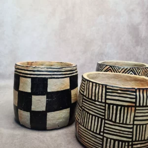 Détail 3, Cache-pot en terre cuite fait main – TERRE DE DAMES | Motifs berbères Anaspika