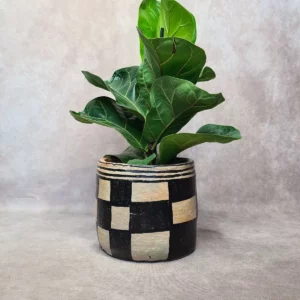 Détail 1, Cache-pot en terre cuite fait main – TERRE DE DAMES | Motifs berbères Anaspika