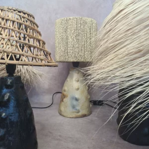 Détail 3, Lampe artisanale terre cuite & fibres naturelles – LUMI | Poterie de Sejnane Anaspika