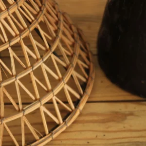 Détail 4, Lampe artisanale terre cuite & fibres naturelles – LUMI | Poterie de Sejnane Anaspika