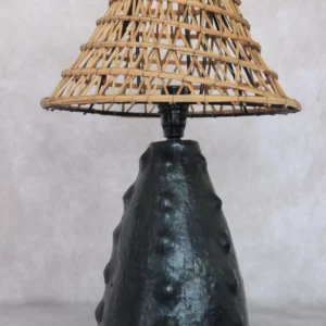 Détail 1, Lampe artisanale terre cuite & fibres naturelles – LUMI | Poterie de Sejnane Anaspika