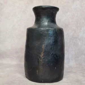 Détail 1, Vase noir fumé artisanal – NUIT ENVOÛTANTE | Poterie Sejnane Anaspika