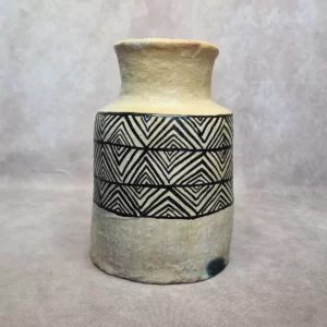 Détail 1, Vase motifs berbères artisanal – HARMONIE | Poterie de Sejnane Anaspika