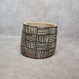 Détail 2, Cache-pot poterie de Sejnane – AZETTA | Motifs berbères artisanaux Anaspika