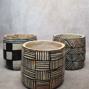 Détail 4, Cache-pot poterie de Sejnane – AZETTA | Motifs berbères artisanaux Anaspika