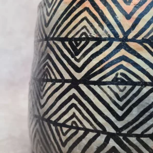 Détail 3, Cache-pot motifs berbères artisanal – HARMONIE | Poterie de Sejnane Anaspika