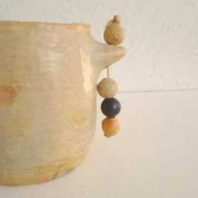 Détail 5, Cache-pot céramique artisanal – TAZIRI | Poterie de Sejnane fait main Anaspika