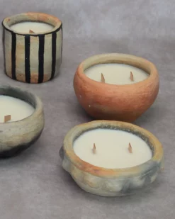 Bougie en terre cuite de Sejnane remplie de cire de soja et parfumée à l'huile essentiel de jasmin noir