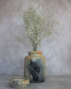 Bougie en terre cuite de Sejnane remplie de cire de soja et parfumée à l'huile essentiel de jasmin noir