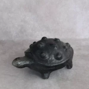 Détail 2, Tortue poterie de Sejnane fait main – TORTUSAGE | Sculpture terre cuite Anaspika