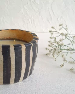 Bougie artisanale en terre cuite de Sejnane - couleur beige et rayures noires - Taille M