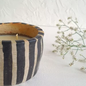 Détail 2, Bougie céramique rayures artisanale – ZEBRA ZEN | Cire de soja & jasmin Anaspika