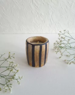 Bougie artisanale en terre cuite de Sejnane - couleur beige et rayures noires - taille S