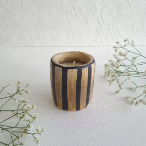 Détail 3, Bougie céramique rayures artisanale – ZEBRA ZEN | Cire de soja & jasmin Anaspika