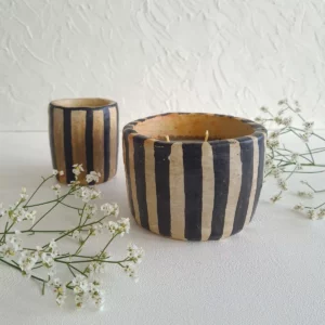 Détail 1, Bougie céramique rayures artisanale – ZEBRA ZEN | Cire de soja & jasmin Anaspika