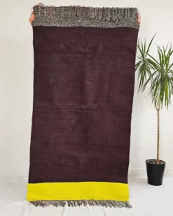 Tapis kilim MARJO en coton recyclé – fait main – couleurs marron et jaune fluo – décoration moderne