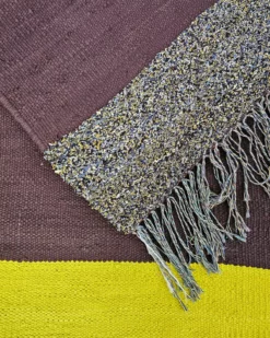 Tapis kilim MARJO en coton recyclé – fait main – couleurs marron et jaune fluo – décoration moderne