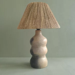 Détail 2, Lampe céramique à poser – CIARA | Poterie Sejnane & fibres naturelles Anaspika