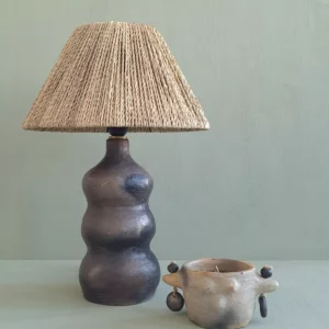 Détail 4, Lampe céramique à poser – CIARA | Poterie Sejnane & fibres naturelles Anaspika