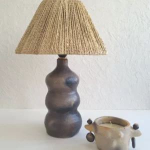 Détail 3, Lampe céramique à poser – CIARA | Poterie Sejnane & fibres naturelles Anaspika