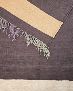 Tapis kilim NUDA en coton recyclé – fait main – couleurs nude et marron – décoration intérieure éthique