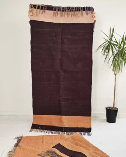 Tapis kilim NUDA en coton recyclé – fait main – couleurs nude et marron – décoration intérieure éthique