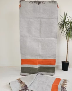 Tapis kilim GRIO en coton recyclé – fait main – gris, vert militaire et orange – décoration intérieure naturelle