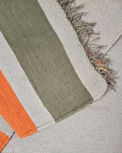 Tapis kilim GRIO en coton recyclé – fait main – gris, vert militaire et orange – décoration intérieure naturelle
