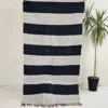 Tapis kilim STRABLUE en coton recyclé – rayures bleu et gris – fait main – décoration intérieure moderne