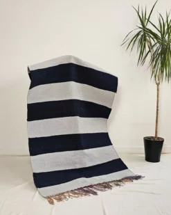 Tapis kilim STRABLUE en coton recyclé – rayures bleu et gris – fait main – décoration intérieure moderne