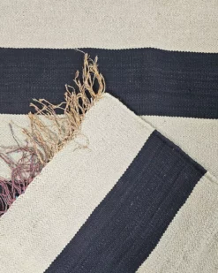 Tapis kilim STRABLUE en coton recyclé – rayures bleu et gris – fait main – décoration intérieure moderne