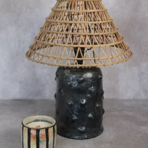 Détail 3, Lampe céramique noire artisanale – RAYA | Poterie Sejnane & fibres Kerkennah Anaspika