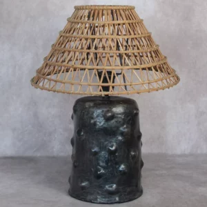 Détail 2, Lampe céramique noire artisanale – RAYA | Poterie Sejnane & fibres Kerkennah Anaspika