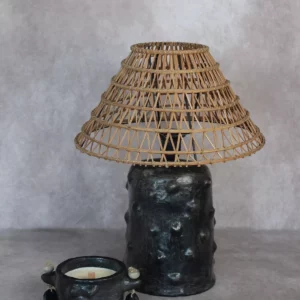 Détail 1, Lampe céramique noire artisanale – RAYA | Poterie Sejnane & fibres Kerkennah Anaspika