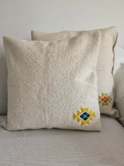 Coussin BERBÉRIKA en laine de mouton – motif berbère – fait main en Tunisie – déco salon ou chambre