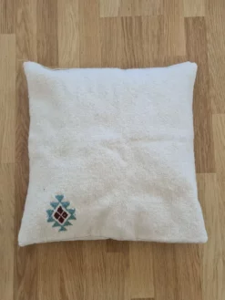 Coussin BERBÉRIKA en laine de mouton – motif berbère – fait main en Tunisie – déco salon ou chambre