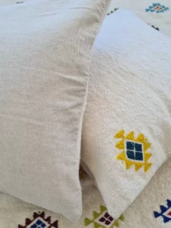 Coussin BERBÉRIKA en laine de mouton – motif berbère – fait main en Tunisie – déco salon ou chambre