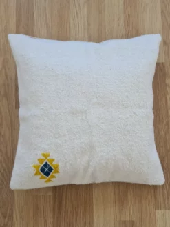 Coussin BERBÉRIKA en laine de mouton – motif berbère – fait main en Tunisie – déco salon ou chambre