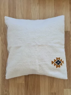 Coussin BERBÉRIKA en laine de mouton – motif berbère – fait main en Tunisie – déco salon ou chambre