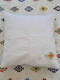 Coussin BERBÉRIKA en laine de mouton – motif berbère – fait main en Tunisie – déco salon ou chambre