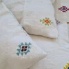 Coussin BERBÉRIKA en laine de mouton – motif berbère – fait main en Tunisie – déco salon ou chambre