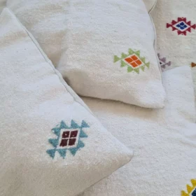 Détail 1, Coussin berbère laine fait main – BERBÉRIKA | 100% laine de mouton Anaspika