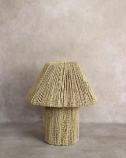 DORI, lampe artisanale en fibres naturelles et abat-jour tressé. Luminaire chaleureux, parfait pour une décoration salon moderne chic et éthique.
