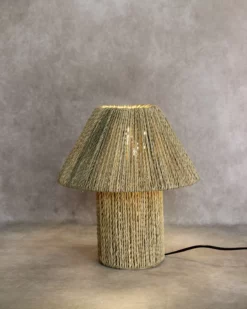 DORI, lampe artisanale en fibres naturelles et abat-jour tressé. Luminaire chaleureux, parfait pour une décoration salon moderne chic et éthique.