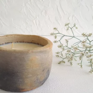 Détail 1, Bougie artisanale terre cuite – LONA | Cire de soja & jasmin Sejnane Anaspika