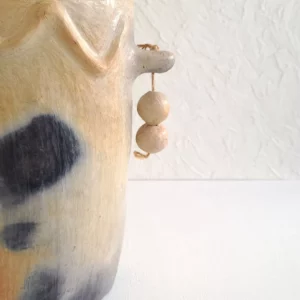 Détail 4, Pot céramique artisanal berbère – AZIZA | Couvercle sculpté & Sejnane Anaspika