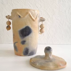 Détail 2, Pot céramique artisanal berbère – AZIZA | Couvercle sculpté & Sejnane Anaspika