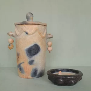 Détail 3, Pot céramique artisanal berbère – AZIZA | Couvercle sculpté & Sejnane Anaspika